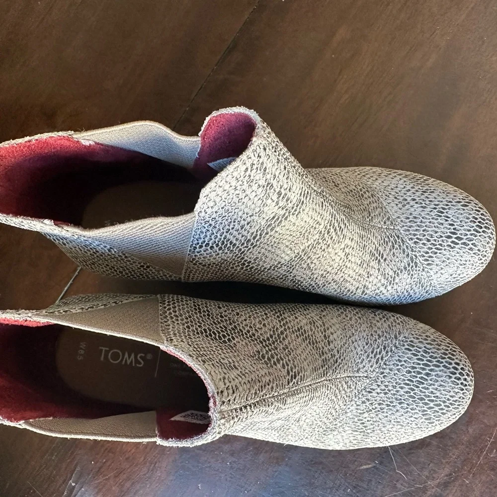 Toms Snake-Texture Light Gray Chelsea Booties